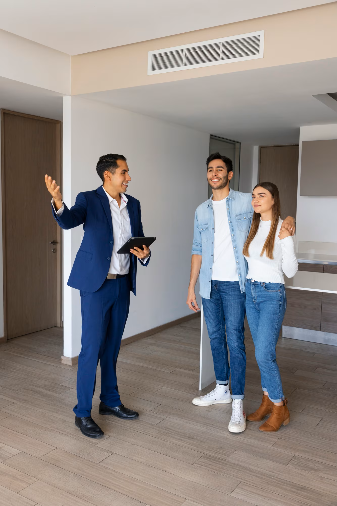 fotografia completa pareja hablando agente bienes raices 23 2150322070